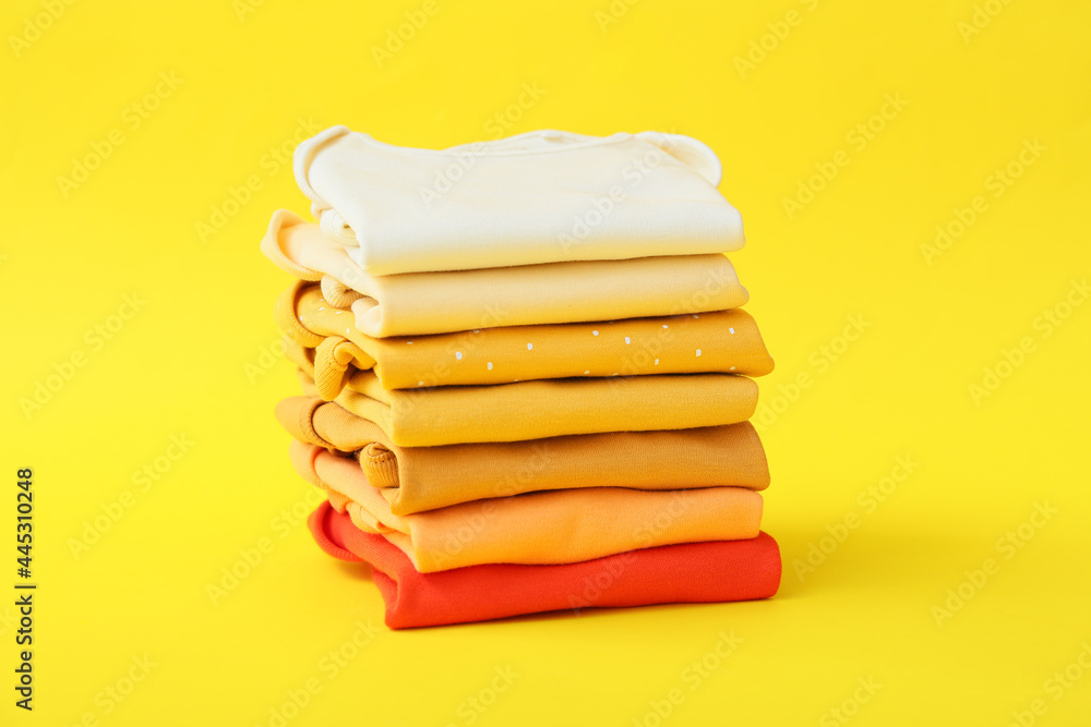 彩色背景上的一堆婴儿衣服