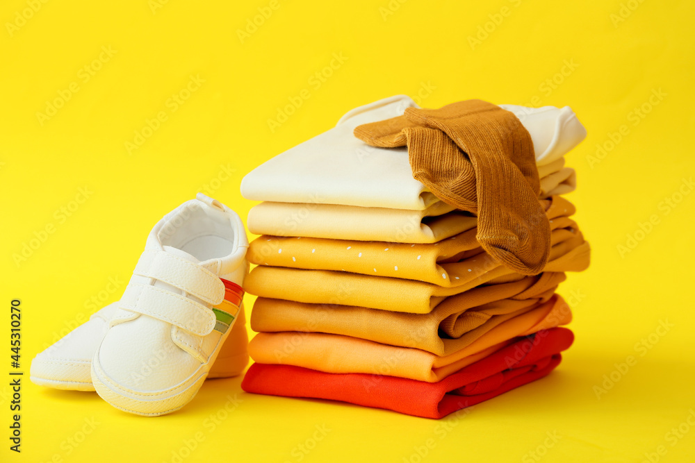 彩色背景婴儿配饰和鞋子套装
