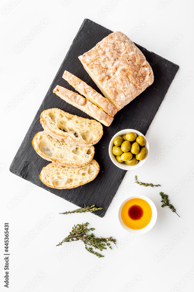 意大利食物开胃菜，配面包和橄榄油香醋