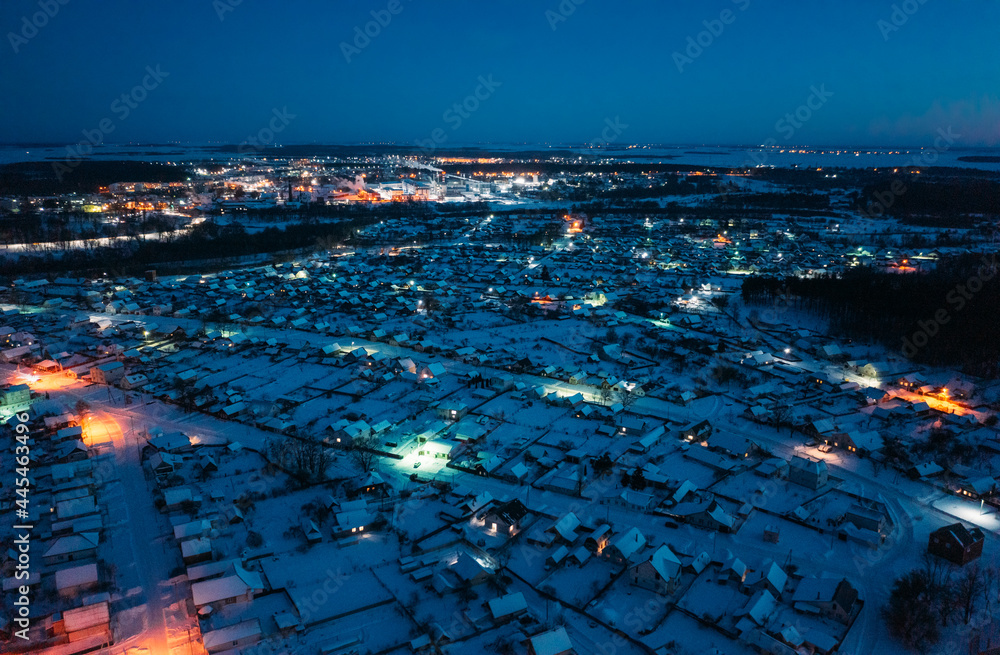 冬季夜晚城市天际线鸟瞰图。雪景城市景观天际线