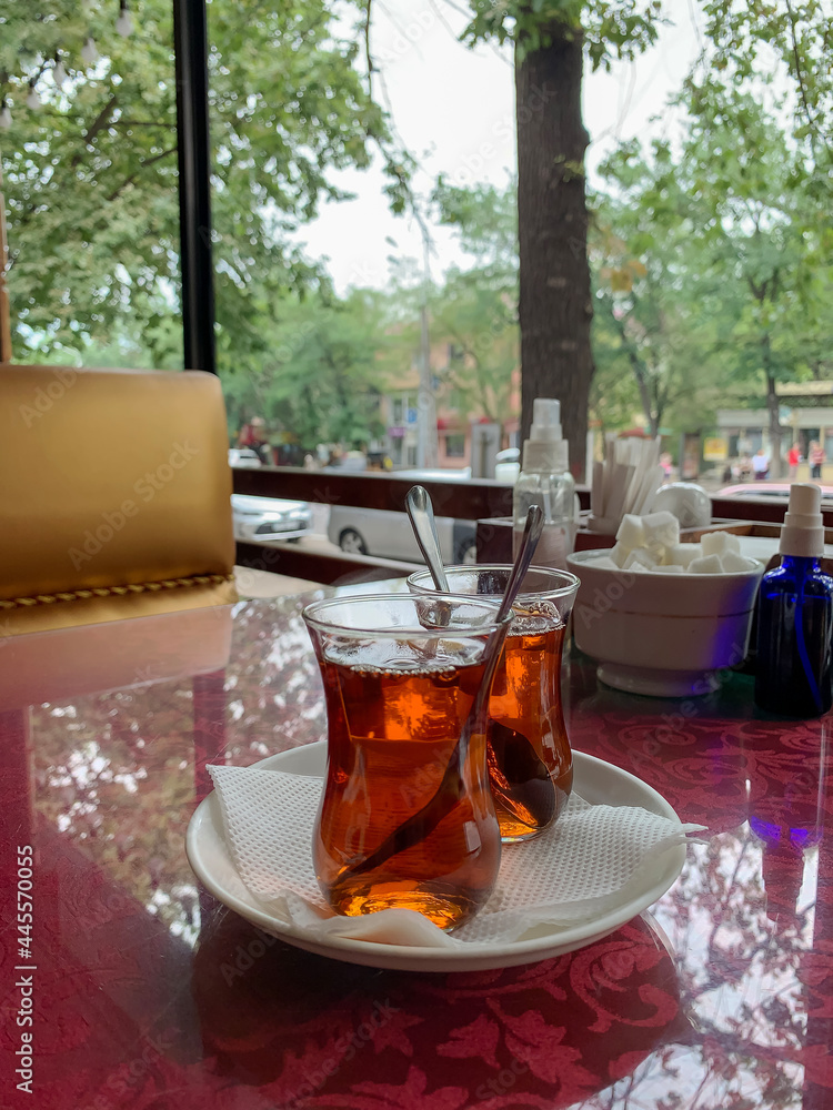 夏日城市咖啡馆里的两杯土耳其茶