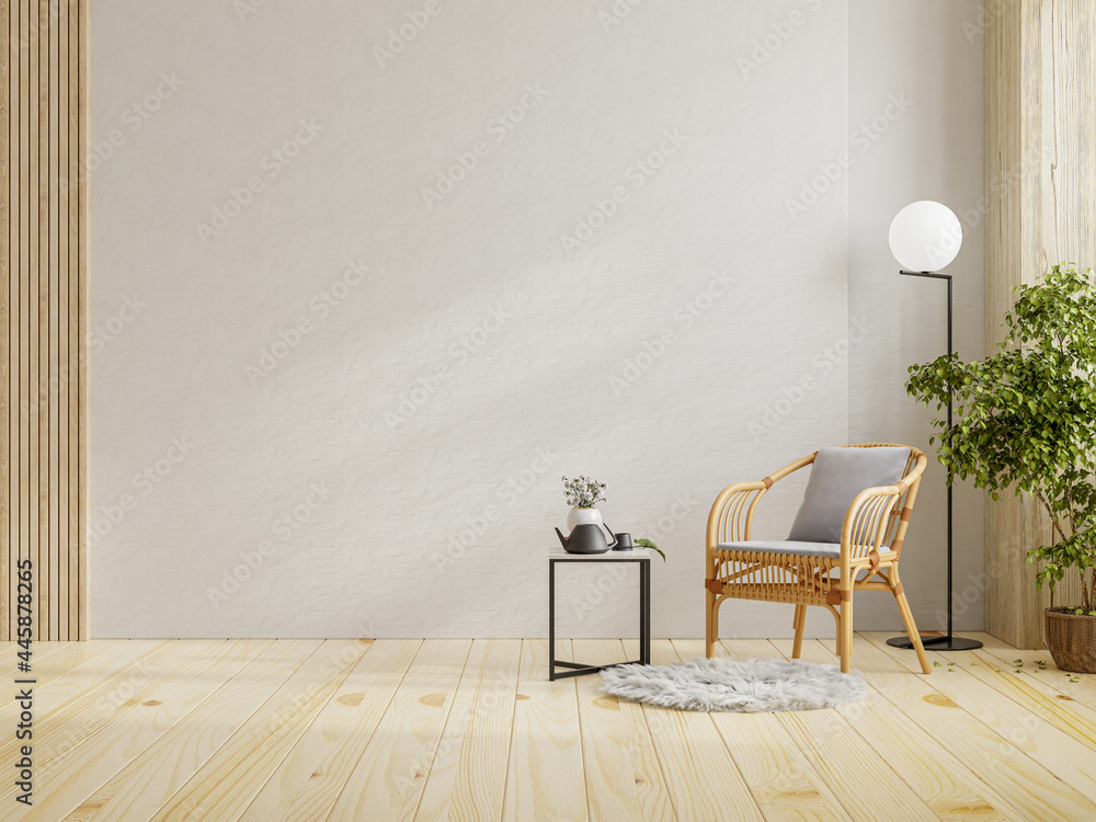 现代室内房间，配有漂亮的家具，白色空墙背景上有扶手椅。