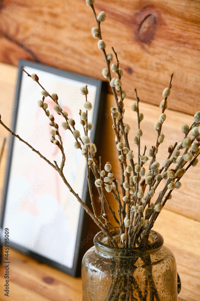柳树枝花瓶和木墙附近的图画