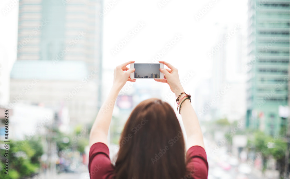 女人用手机拍照