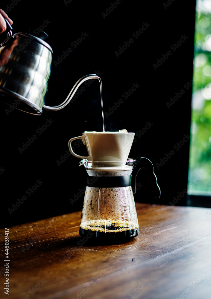 咖啡师制作滴漏咖啡
