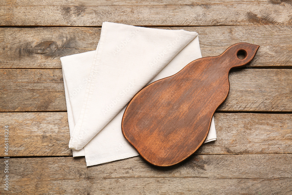 木质背景上的织物餐巾和木板