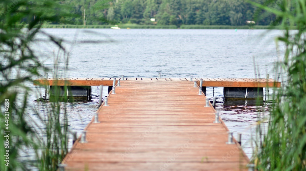 湖面上的一个木制码头