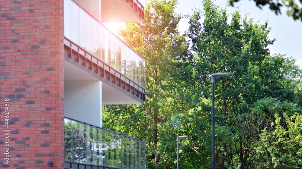 生态建筑。绿树和公寓楼。自然与现代的和谐。