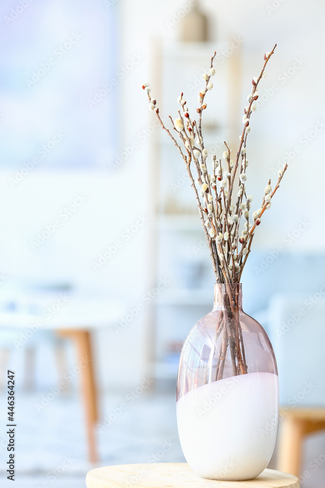 房间桌子上的柳枝花瓶