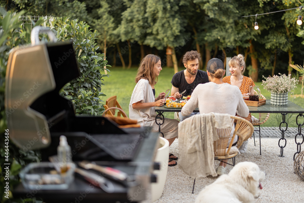 一小群年轻朋友在户外吃午饭，吃烤蔬菜和鱼
1659505376,Porquerolles岛