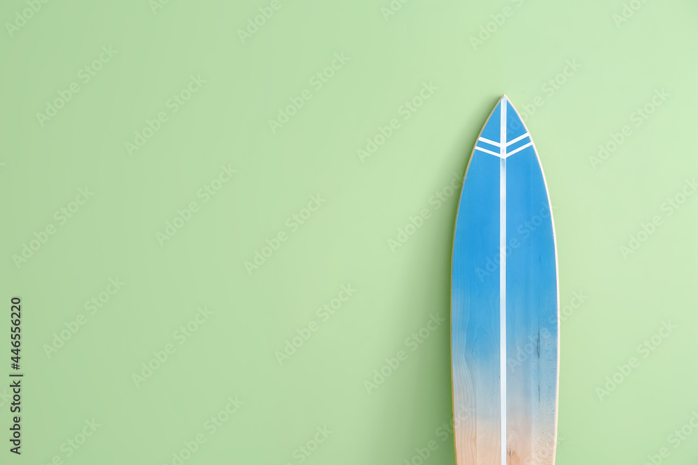 彩色背景的蓝色冲浪板
