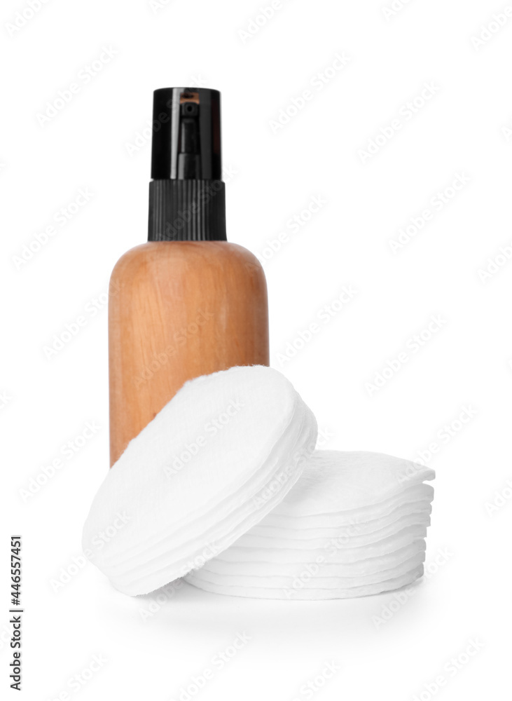 白色背景的化妆棉和化妆品瓶