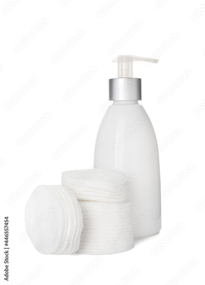 白色背景的化妆棉和化妆品瓶