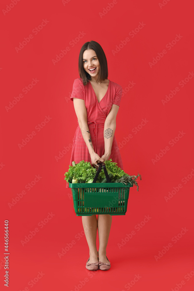 年轻女人和购物篮，背景是新鲜蔬菜