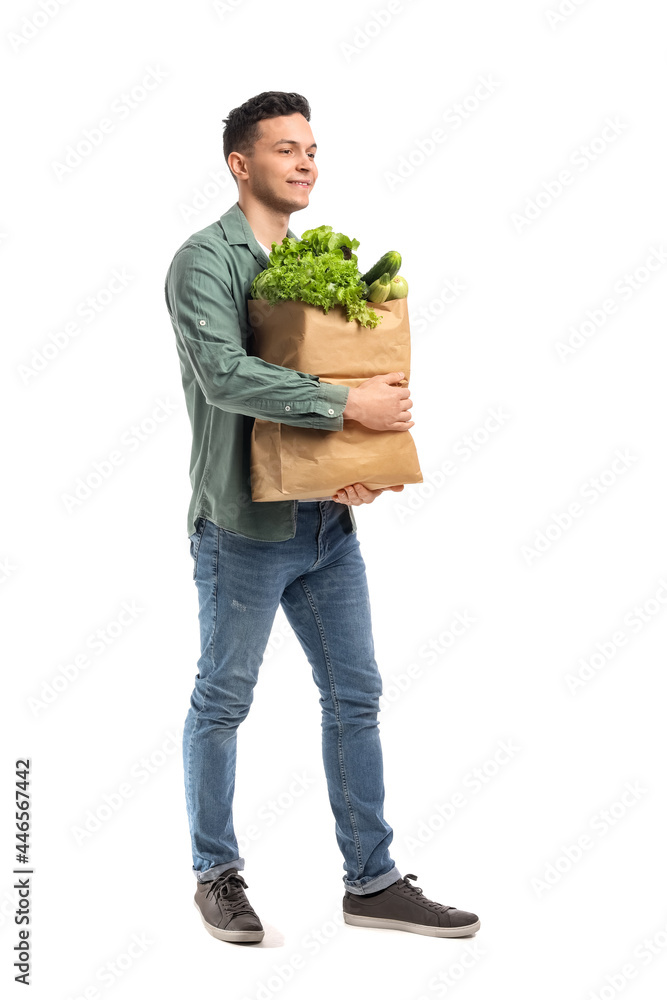 年轻人和纸袋，白色背景上有新鲜蔬菜