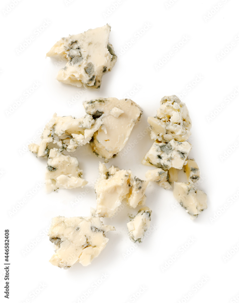 分离的蓝奶酪片。白底蓝奶酪。包装用蓝奶酪片
