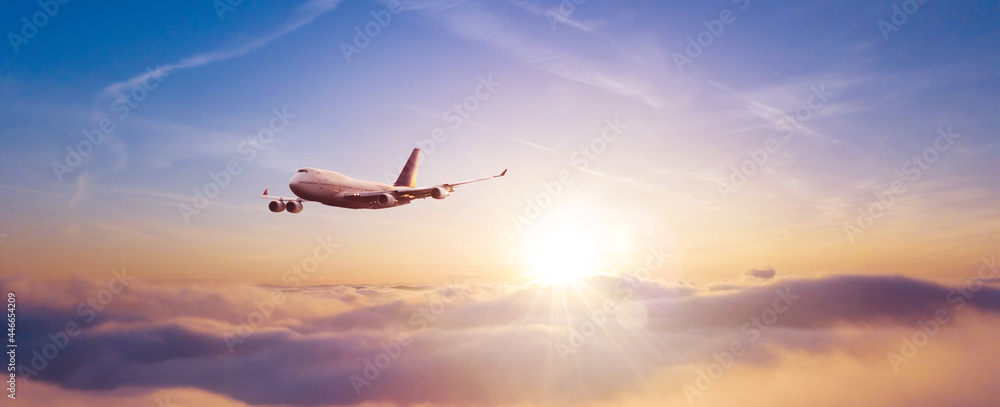 乘客乘坐的商用飞机在云层上方飞行