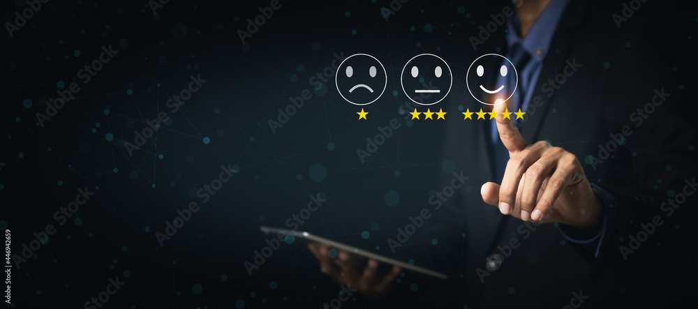 客户服务和满意度概念商人触摸虚拟屏幕上的快乐笑脸图标