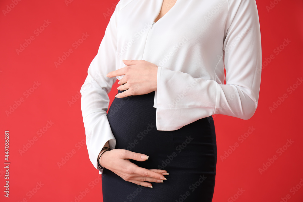 彩色背景下的怀孕年轻女性