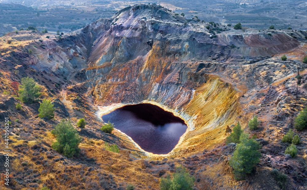 塞浦路斯坎比亚附近废弃矿井中的酸红色湖泊和五颜六色的岩石。该地区有大量
