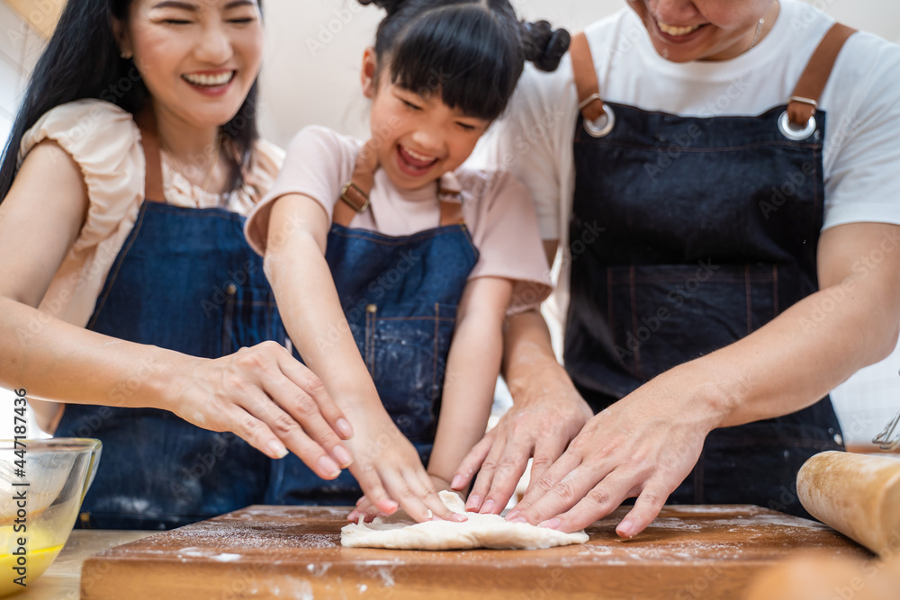 亚洲幸福家庭待在家里的厨房、烘焙面包店和食品。