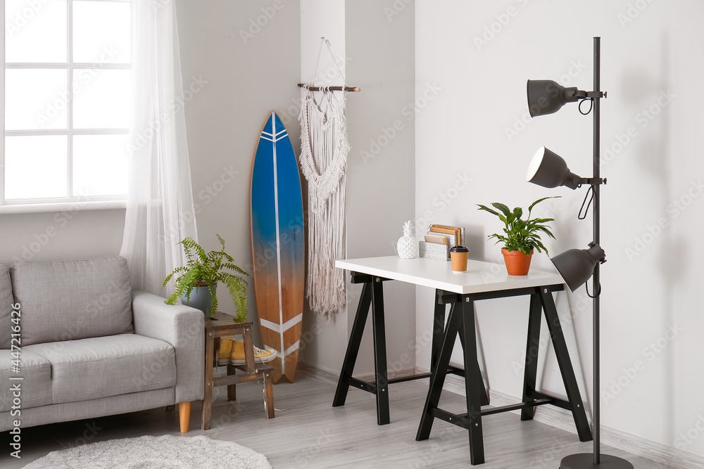带桌子、沙发冲浪板的现代时尚房间内部