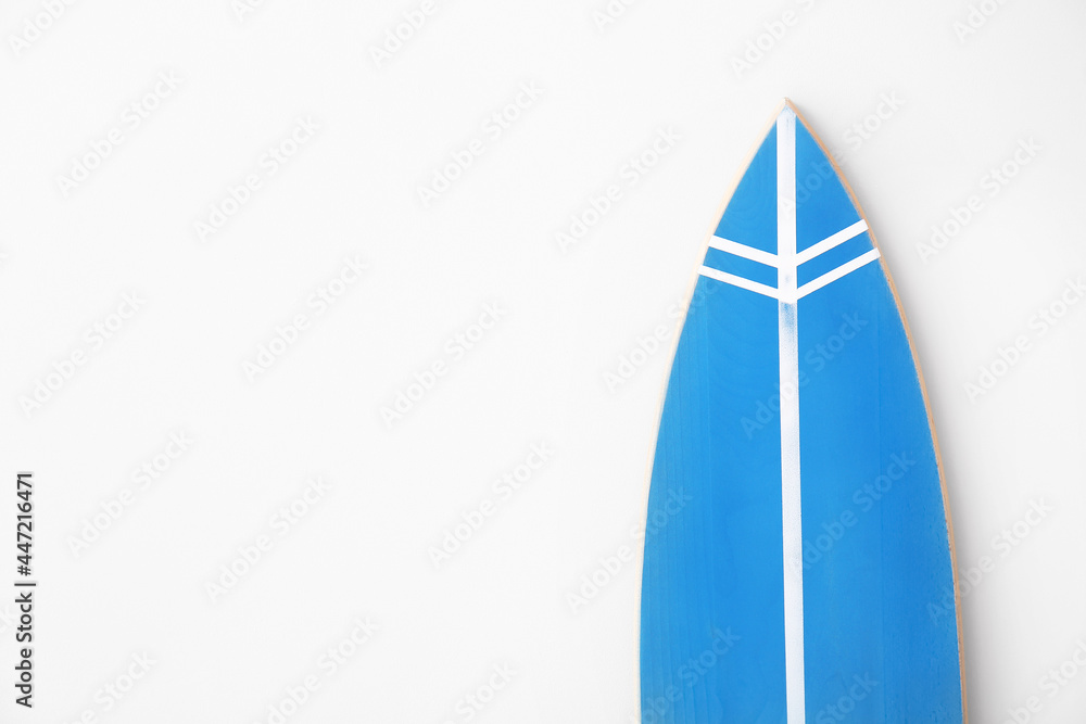 白底蓝色冲浪板