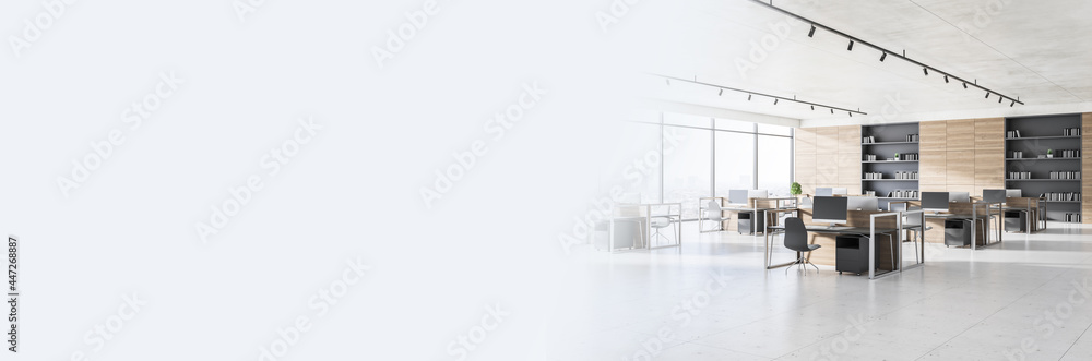 空白白色壁纸，带有现代阳光明媚的开放空间办公室的一部分，为您的标志提供复制空间