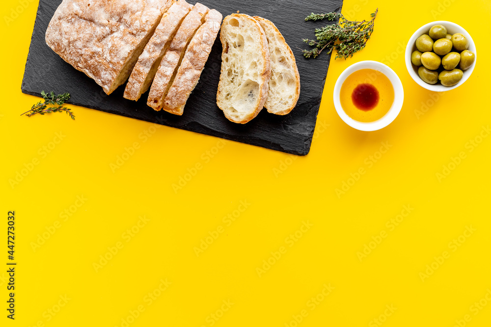 橄榄油和香醋面包。意大利美食开胃菜