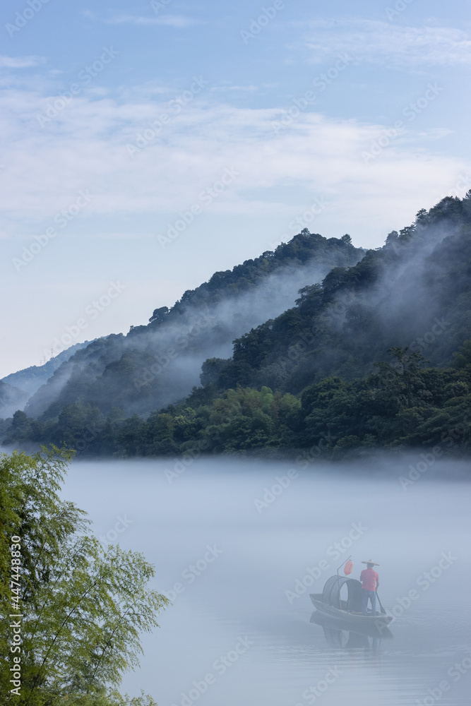 清晨美丽的雾蒙蒙的河流景观