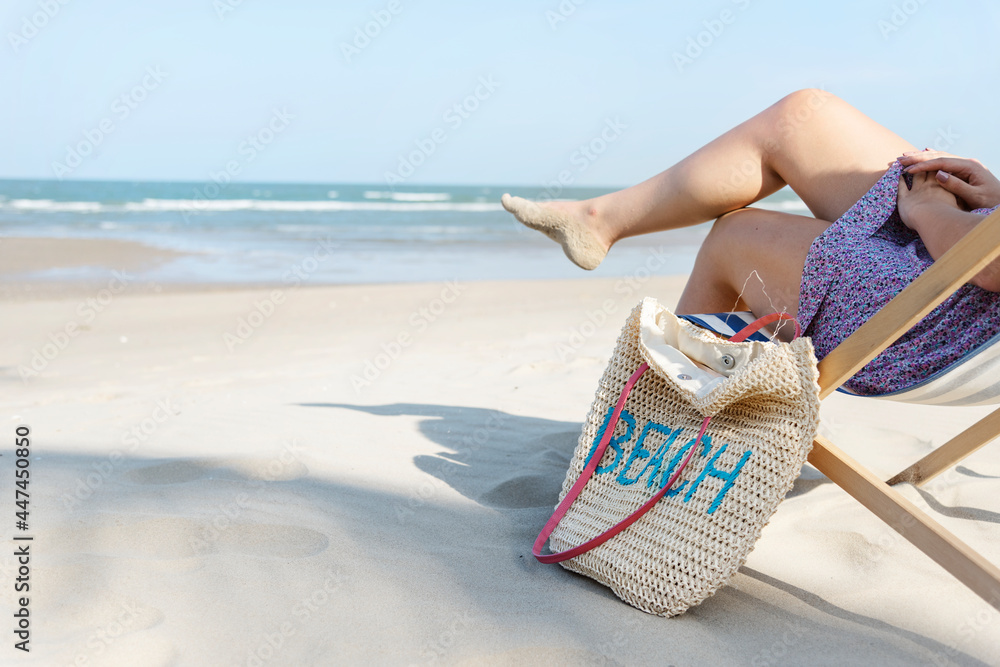 亚洲女人在海滩放松