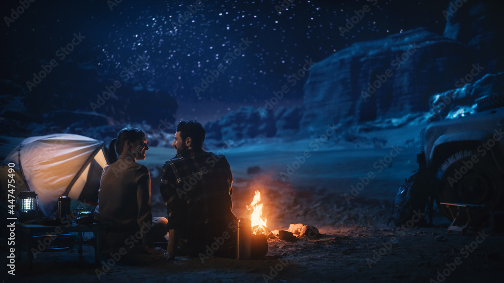 快乐情侣峡谷自然露营，坐在一起看篝火，聊天，看Nig