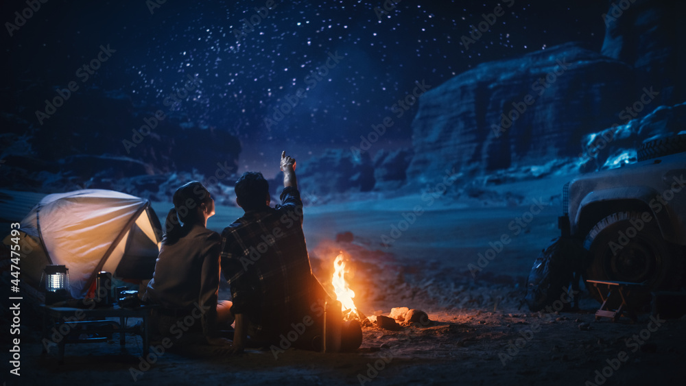 快乐情侣峡谷自然露营，坐在一起看篝火，聊天，看Nig