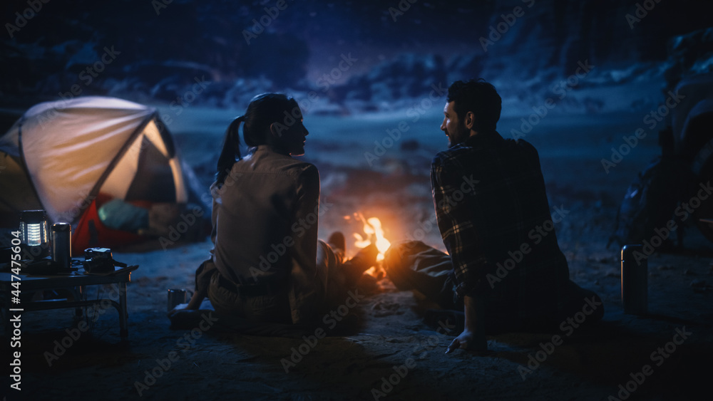 快乐情侣峡谷自然露营，坐在篝火旁看夜空，银河灿烂