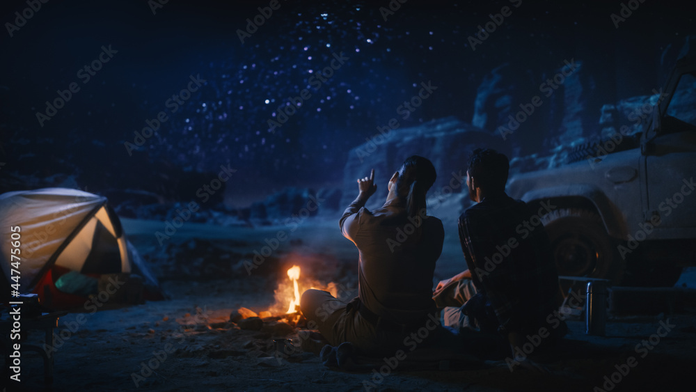快乐情侣帐篷大峡谷露营，坐在篝火旁看夜空，银河满溢
