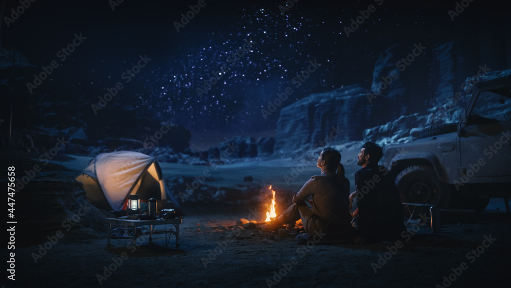 幸福夫妻帐篷大峡谷露营，坐在篝火旁看银河夜空