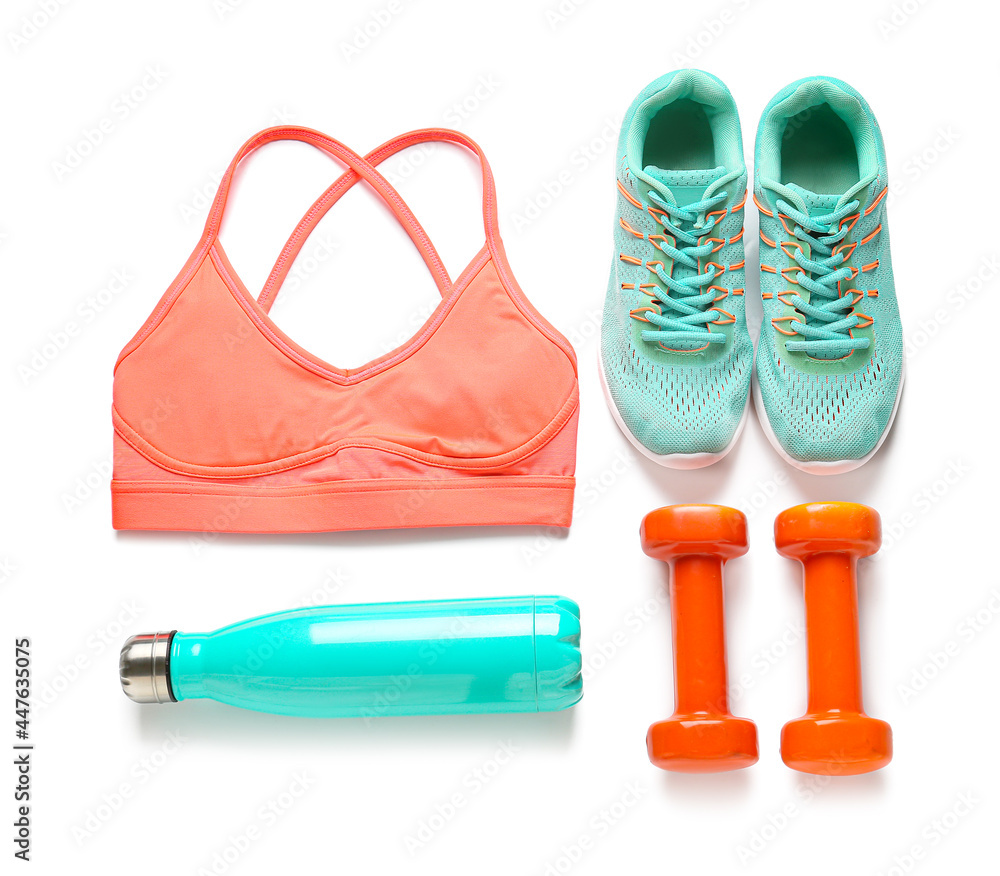 运动鞋、一瓶水、哑铃和白底上衣