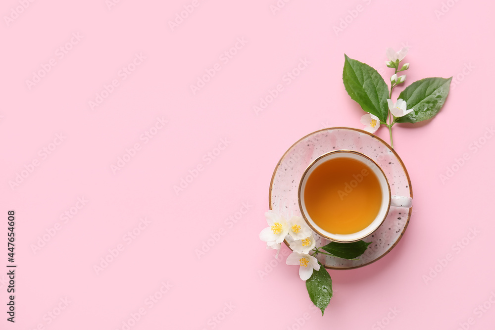 一杯茉莉花茶和彩色背景花