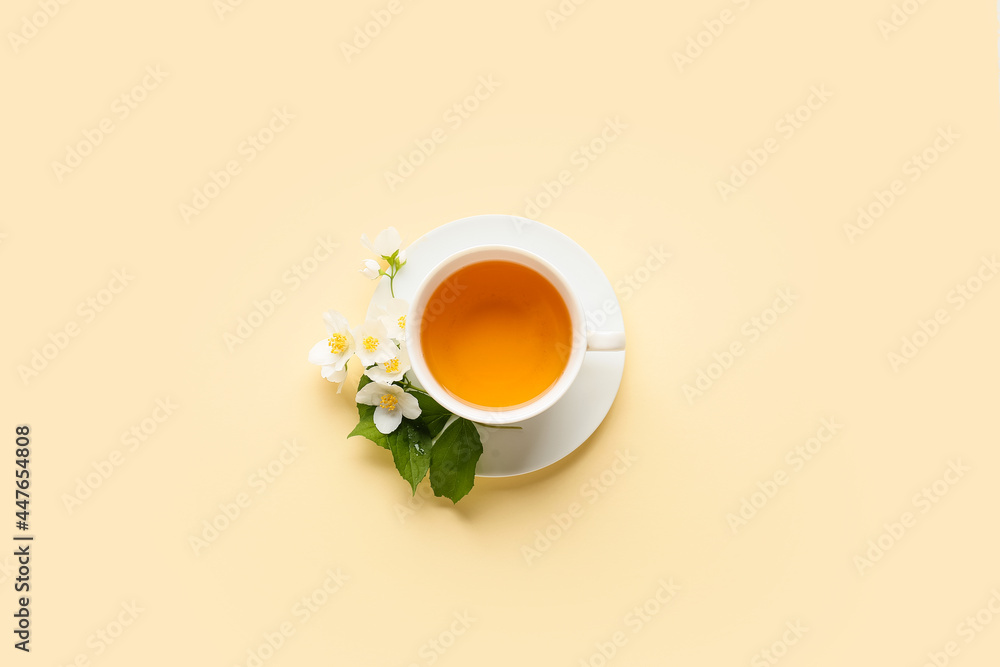 一杯茉莉花茶和彩色背景的花朵