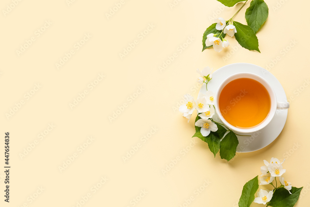 一杯茉莉花茶和彩色背景花
