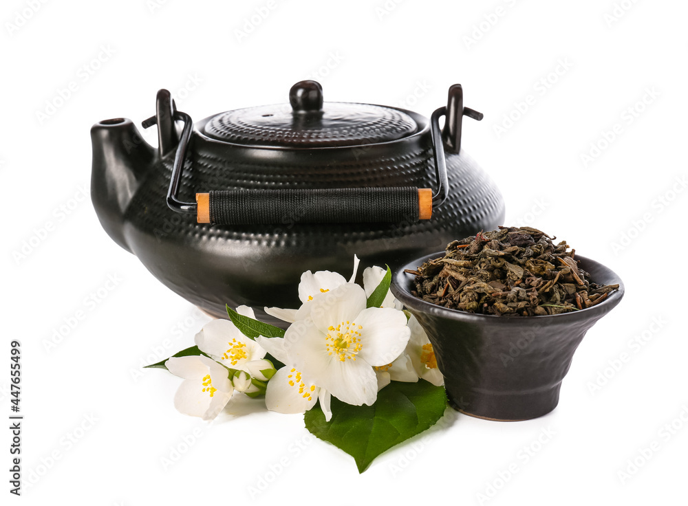 茶壶，白底干茶叶和花朵的碗