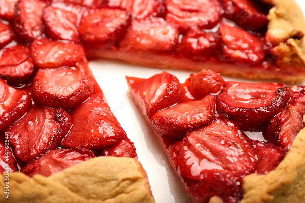 美味的草莓派在盘子里，特写