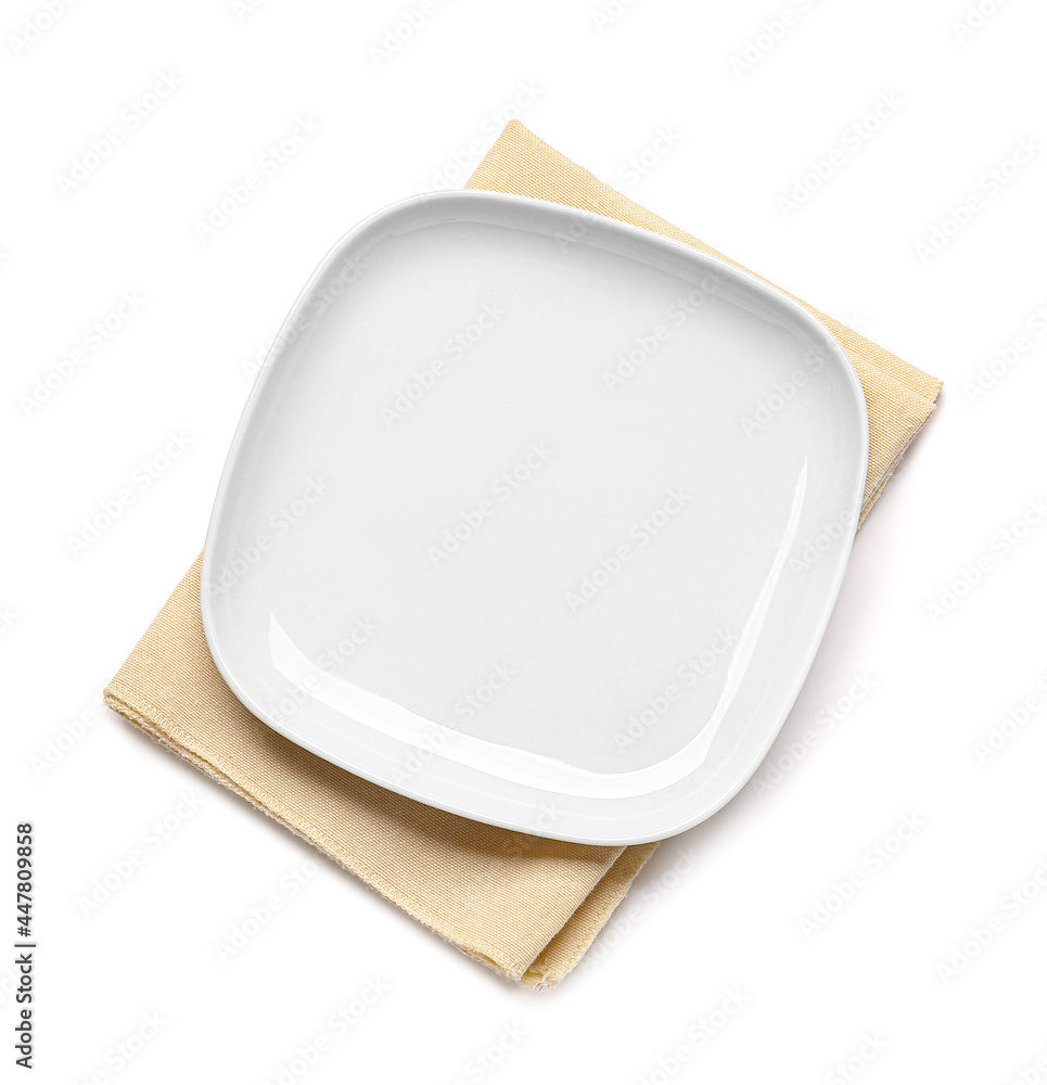 白色背景上的干净餐巾纸和盘子