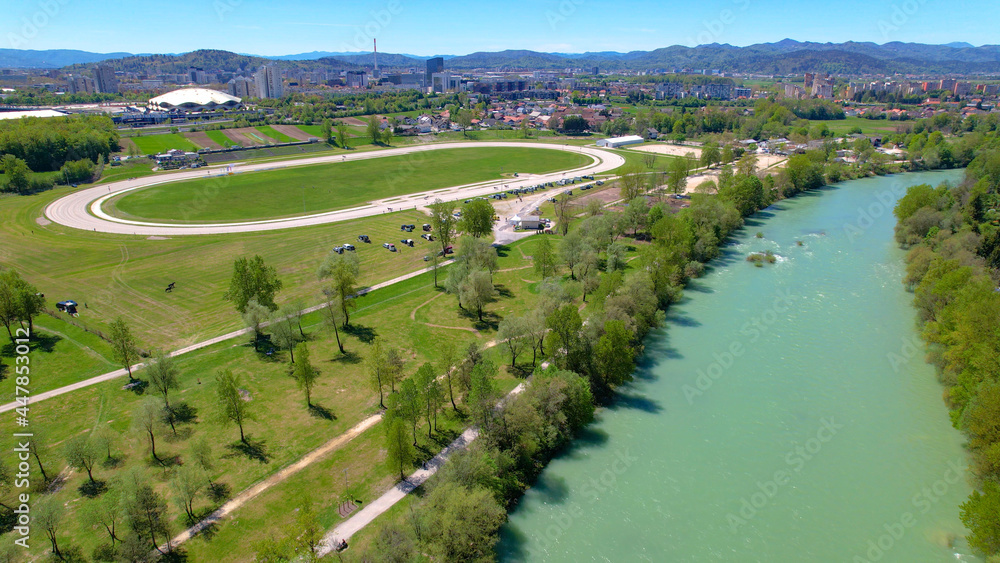 空中飞行：沿着祖母绿的萨瓦河向卢布尔雅那附近的一个赛马场飞行。