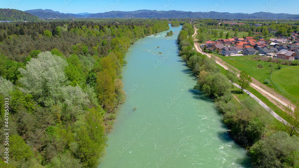 空中飞航：沿着翡翠色的河流飞行，穿过绿色的风景。