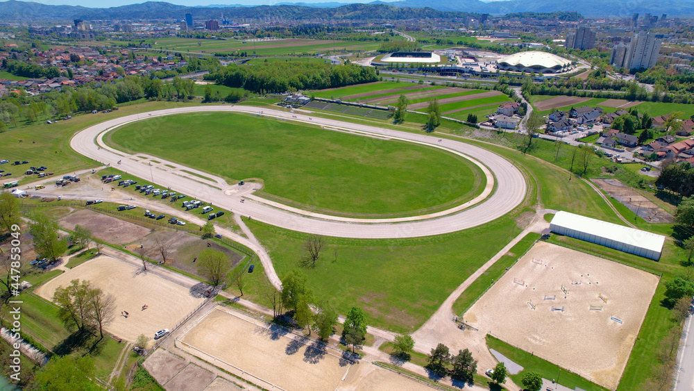 航空航天：卢布尔雅那郊区一个赛马场在一个阳光明媚的日子里被无人机拍摄到。