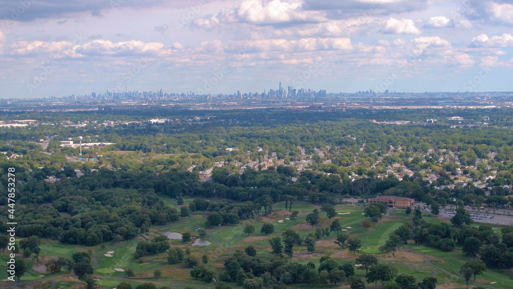 空中飞行：飞越纽约市田园诗般郊区一个空荡荡的高尔夫球场。