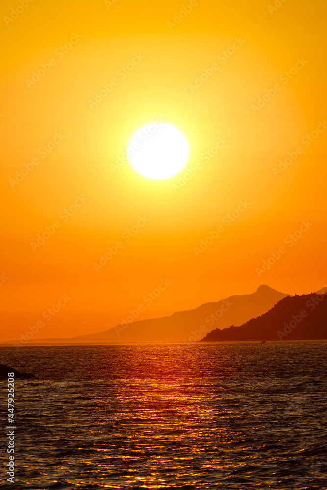 垂直：克罗地亚落日照亮地中海的景象