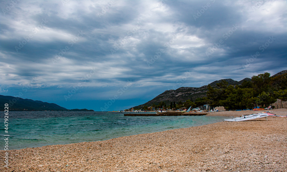 克罗地亚佩尔耶萨克一个受欢迎的帆板海滩上空乌云密布