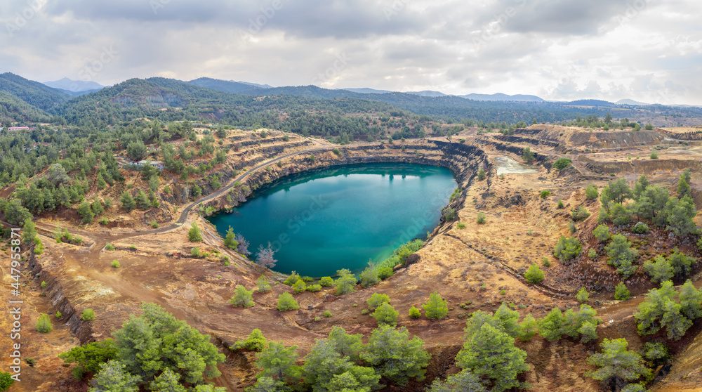 塞浦路斯Kapedes附近有湖泊和尾矿的旧铜矿区全景